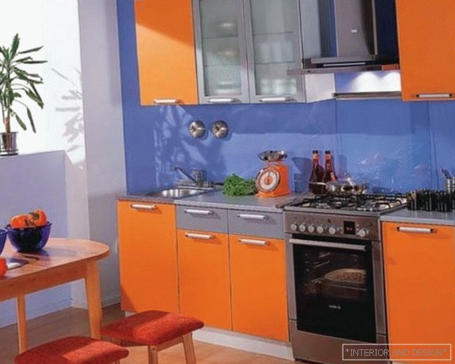 Плаво-наранџаста дизајн кухиње