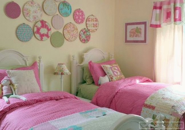 Спаваћа соба у ружичастим и љубичастим нијансама - слика 2