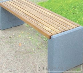 Клупа са бетонским носачима