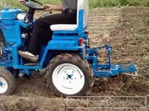 Мини трактор с властитим рукама на фарми